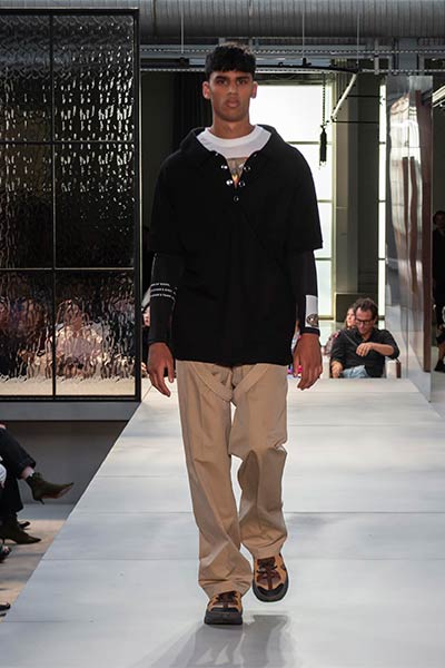 تصاميم راقية بلمسة جريئة ... اليك مجموعة Ricardo Tisci الأولى لدار Burberry